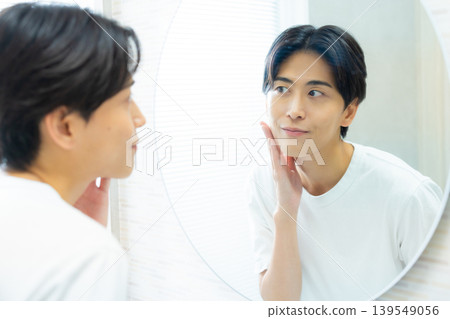 男人在浴室裡照鏡子 男人在浴室裡照鏡子 139549056
