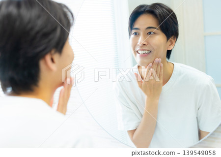 男人在浴室裡照鏡子 男人在浴室裡照鏡子 139549058