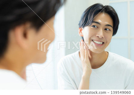 男人在浴室裡照鏡子 男人在浴室裡照鏡子 139549060
