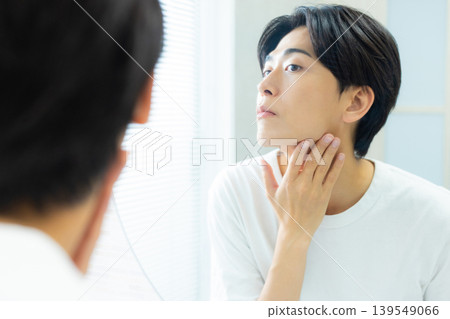 男人在浴室裡照鏡子 男人在浴室裡照鏡子 139549066
