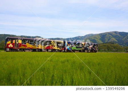 A local train running through the spring breeze 139549206