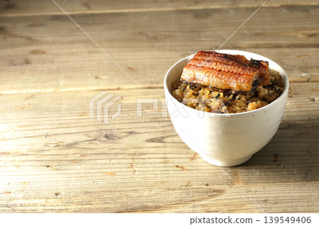 A single photo of a mini eel rice bowl. 139549406