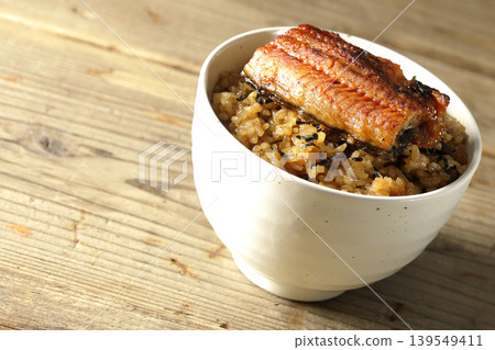 一張迷你鰻魚飯的照片。 一張迷你鰻魚飯的照片。 139549411