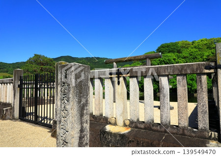 The tomb of Emperor Sujin in the fresh greenery The tomb of Emperor Sujin in the fresh greenery 139549470