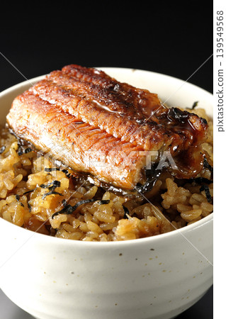 一張迷你鰻魚飯碗的照片，單獨擺放在黑色背景前。 139549568