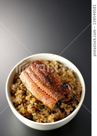 一張迷你鰻魚飯碗的照片,單獨擺放在黑色背景前。 一張迷你鰻魚飯碗的照片,單獨擺放在黑色背景前。 139549581