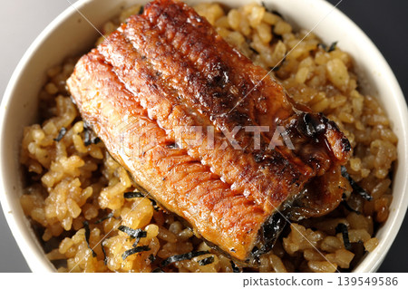 一張迷你鰻魚飯碗的照片，單獨擺放在黑色背景前。 139549586