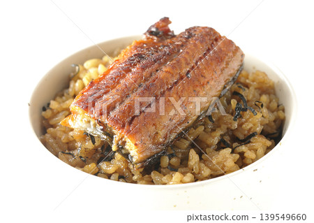 一張迷你鰻魚飯碗的照片,單獨拍攝於白色背景前。 一張迷你鰻魚飯碗的照片,單獨拍攝於白色背景前。 139549660