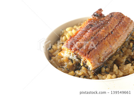 一張迷你鰻魚飯碗的照片,單獨拍攝於白色背景前。 一張迷你鰻魚飯碗的照片,單獨拍攝於白色背景前。 139549661