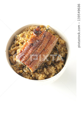 一張迷你鰻魚飯碗的照片，單獨拍攝於白色背景前。 139549686
