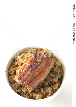 一張迷你鰻魚飯碗的照片，單獨拍攝於白色背景前。 139549687