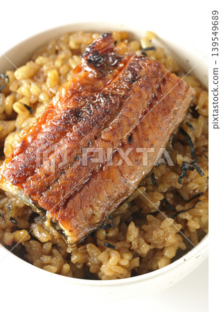 一張迷你鰻魚飯碗的照片，單獨拍攝於白色背景前。 139549689