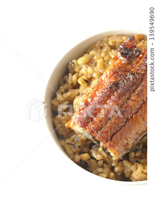 一張迷你鰻魚飯碗的照片，單獨拍攝於白色背景前。 139549690