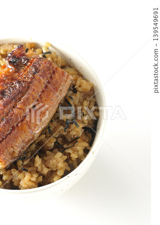 一張迷你鰻魚飯碗的照片，單獨拍攝於白色背景前。 139549691