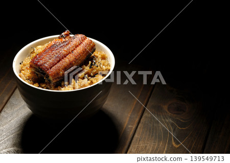一張迷你鰻魚飯的照片。 一張迷你鰻魚飯的照片。 139549713