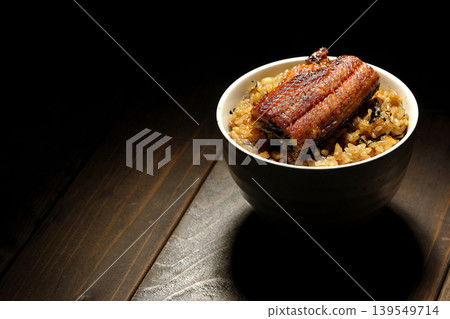 一張迷你鰻魚飯的照片。 一張迷你鰻魚飯的照片。 139549714