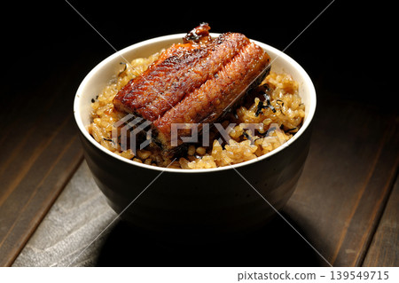 一張迷你鰻魚飯的照片。 139549715