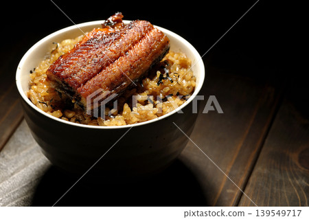 一張迷你鰻魚飯的照片。 一張迷你鰻魚飯的照片。 139549717