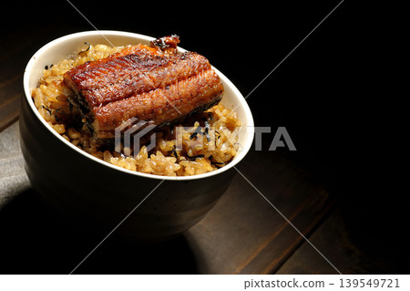 一張迷你鰻魚飯的照片。 一張迷你鰻魚飯的照片。 139549721
