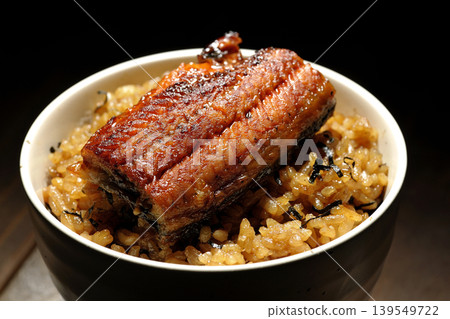一張迷你鰻魚飯的照片。 一張迷你鰻魚飯的照片。 139549722