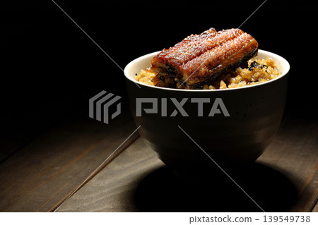 一張迷你鰻魚飯的照片。 一張迷你鰻魚飯的照片。 139549738