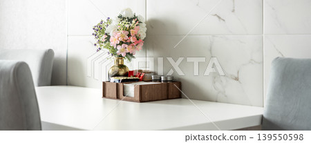 Dining table with flower vase in modern cafe interior 139550598