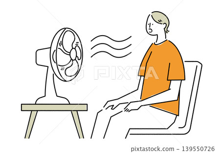 一位女士正用風扇吹著涼風。 一位女士正用風扇吹著涼風。 139550726