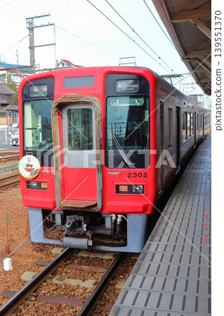 南海鐵道2300系列車停靠在橋本站（和歌山縣橋本市） 139551370