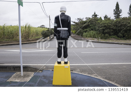 Mamoru-kun and Masao-kun watch over the car. 139551419