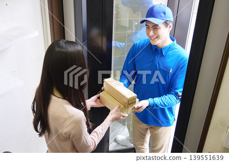 Women who receive courier Women who receive courier 139551639