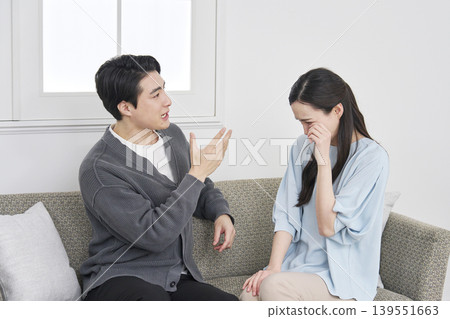 對女性進行情緒虐待的男性 139551663
