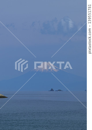 Mount Fuji from the Unsei coast Mount Fuji from the Unsei coast 139551781