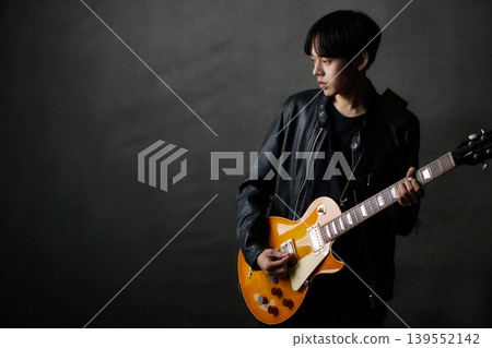 年輕男音樂家現場表演 年輕男音樂家現場表演 139552142