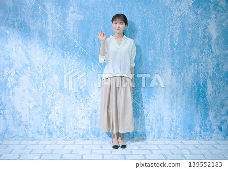 一位六十多歲的女士面帶微笑,看著鏡頭。 一位六十多歲的女士面帶微笑,看著鏡頭。 139552183