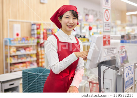 一位在超市收銀台工作的年輕女子 139552235