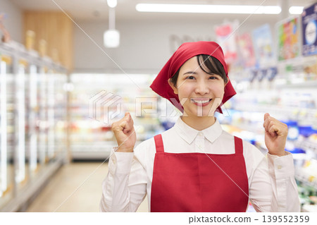 一位在超市工作的年輕女子 一位在超市工作的年輕女子 139552359