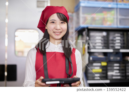 一位年輕女子在後屋使用平板電腦管理庫存。 139552422