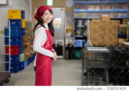 一位年輕女子在後屋使用平板電腦管理庫存。 139552424