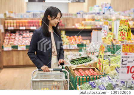 一位年輕女子下班回家途中在超市購物。 一位年輕女子下班回家途中在超市購物。 139552606