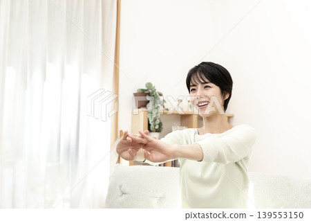 一位女士伸懶腰，讓自己放鬆。 139553150