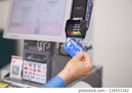 一位老婦人在超市自助結帳台用銀行卡付款。 一位老婦人在超市自助結帳台用銀行卡付款。 139553162