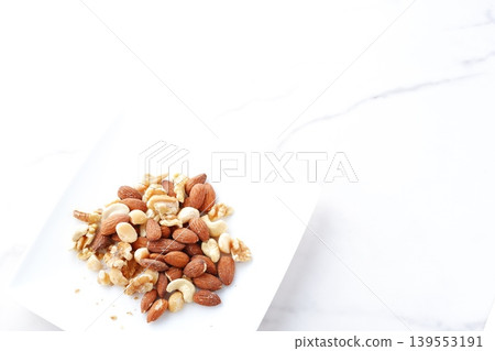 Nutritious and healthy mixed nuts (almonds, walnuts, cashews, macadamia nuts) Nutritious and healthy mixed nuts (almonds, walnuts, cashews, macadamia nuts) 139553191