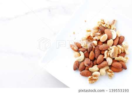 Nutritious and healthy mixed nuts (almonds, walnuts, cashews, macadamia nuts) Nutritious and healthy mixed nuts (almonds, walnuts, cashews, macadamia nuts) 139553193