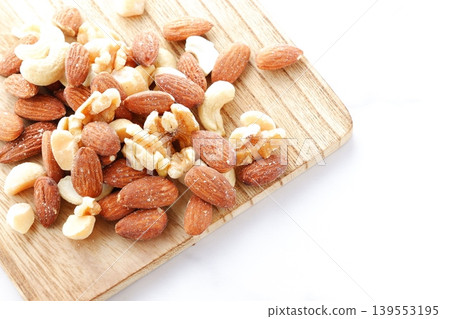 Nutritious and healthy mixed nuts (almonds, walnuts, cashews, macadamia nuts) Nutritious and healthy mixed nuts (almonds, walnuts, cashews, macadamia nuts) 139553195