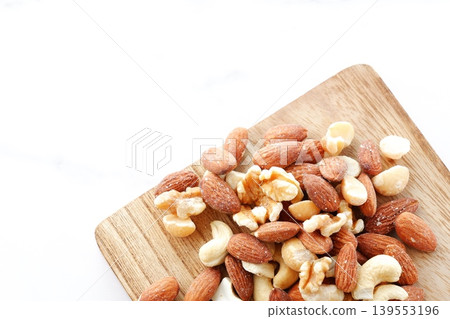 Nutritious and healthy mixed nuts (almonds, walnuts, cashews, macadamia nuts) 139553196