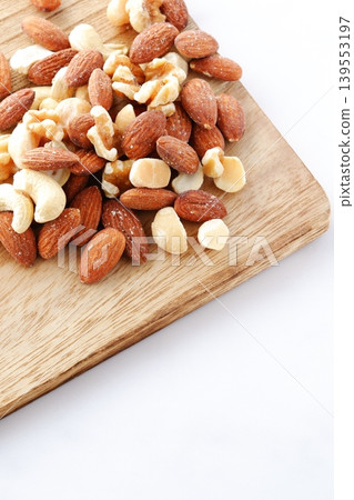 Nutritious and healthy mixed nuts (almonds, walnuts, cashews, macadamia nuts) Nutritious and healthy mixed nuts (almonds, walnuts, cashews, macadamia nuts) 139553197
