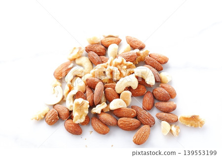 Nutritious and healthy mixed nuts (almonds, walnuts, cashews, macadamia nuts) 139553199
