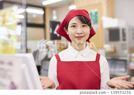 一位在超市收銀台工作的年輕女子 139553258