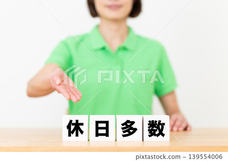 Block with many holidays and middle-aged female care staff Block with many holidays and middle-aged female care staff 139554006