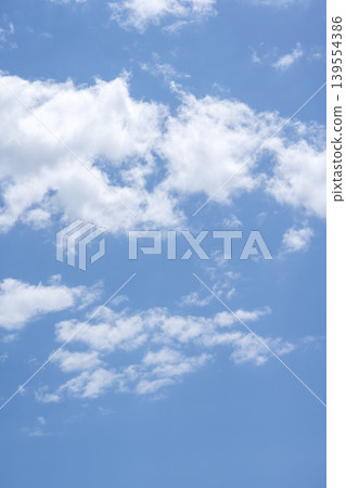 初夏的天空,藍天,晴空,五月景象 初夏的天空,藍天,晴空,五月景象 139554386